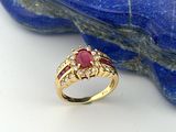 une image représentant une bague en or sertie d'un rubis et d'un diamant