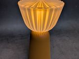 une lampe posée sur une table