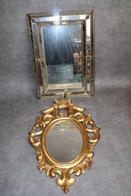 un miroir et son cadre posés par terre