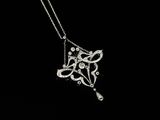 gros plan d'un collier sur fond noir