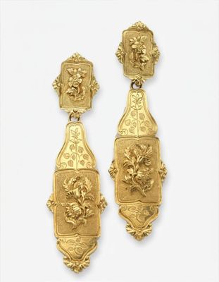 une paire de boucles d'oreilles plaquées or en forme de têtes de lion