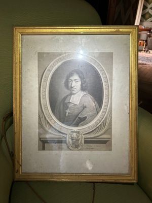 une photo encadrée représentant un homme assis sur une chaise