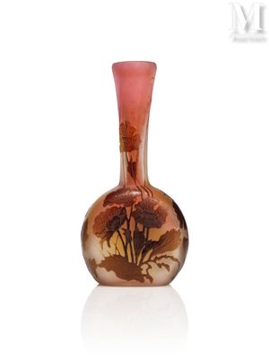 un vase en verre sur lequel est représenté un arbre