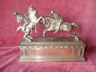 statue en bronze représentant un homme à cheval et un autre homme à cheval muni d'une lance