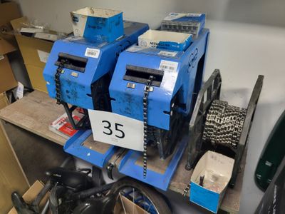 deux machines posées sur une étagère dans une pièce