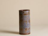 un vase posé sur une table