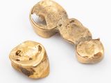 deux pièces d'or sont posées l'une à côté de l'autre sur une surface blanche