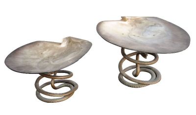 paire de tabourets blancs en forme de coquillage, avec des pieds en spirale, sur fond blanc