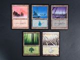 six cartes aux motifs variés posées sur un fond noir