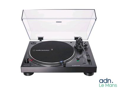 un gros plan d'une platine équipée d'un couvercle transparent