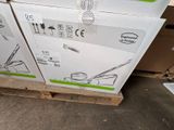 une pile de boîtes empilées les unes sur les autres