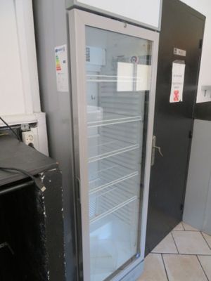 un réfrigérateur avec une porte en verre dans une cuisine