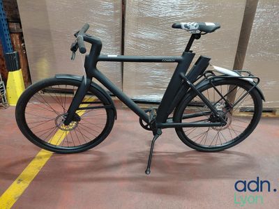 un vélo noir garé dans un entrepôt