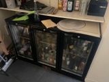 un petit bar sur lequel sont posées de nombreuses bouteilles