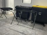 une photo d'une pièce où se trouvent de nombreuses poubelles et chaises