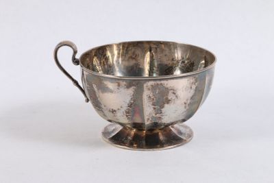 Italie, XXe. Tasse en argent 800 ‰ à cotes en léger relief. Marquée "8