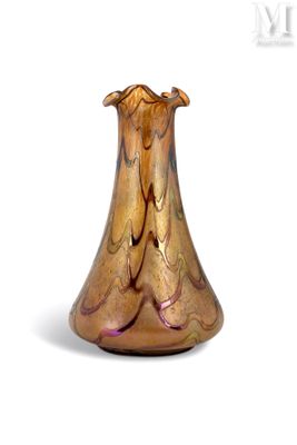 LOETZ, dans le goût de Vase en verre à décor irisé polychrom…