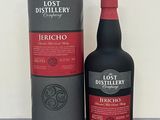 La bouteille de la distillerie disparue se trouve à côté de la boîte.