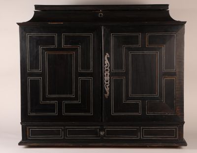 une armoire noire surmontée d'un miroir