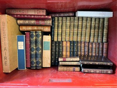 de nombreux livres anciens dans une boîte rouge posée sur l'étagère