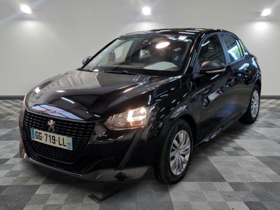 la photo d'une voiture noire garée dans un garage