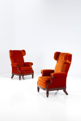 trois chaises orange dans une pièce blanche aux murs blancs