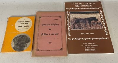 trois livres sont posés sur une table les uns à côté des autres