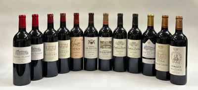 six bouteilles de vin sont alignées sur une table