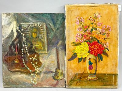 deux tableaux représentant des fleurs dans des vases posés sur une table à côté d'un miroir