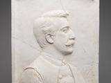 un gros plan sur une plaque blanche représentant un homme en costume