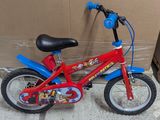 un vélo rouge avec une selle bleue et un guidon noir