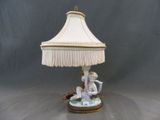 une lampe posée sur une table sur laquelle se trouve un singe