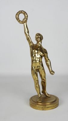 figurine en laiton représentant un homme tenant une balle de tennis et une raquette de tennis