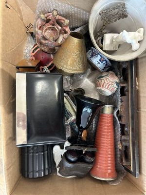 une boîte en carton remplie d'objets hétéroclites