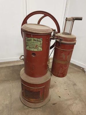une vieille borne d'incendie rouge posée sur un sol en béton