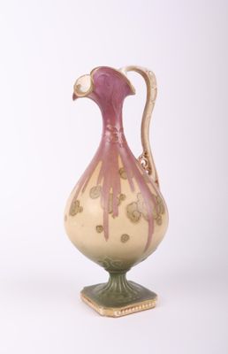 un vase posé sur un support sur une surface blanche