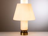 l'image d'une lampe posée sur une table