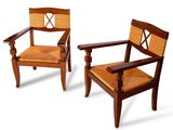 une paire de chaises en bois avec accoudoirs et dossier, sur fond blanc