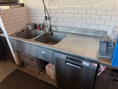 un évier en inox et un lave-vaisselle dans une cuisine