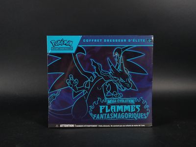 un gros plan sur une boîte de cartes à collectionner Pokémon posée sur une table