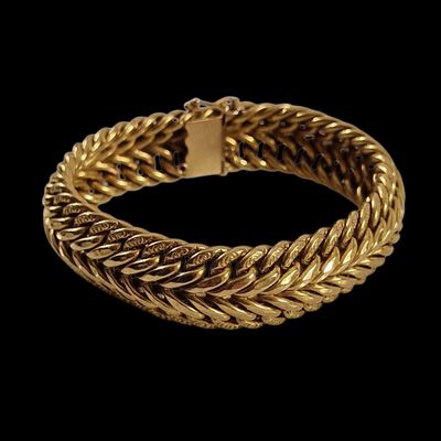 un bracelet en or sur fond noir