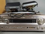 deux enceintes posées sur une chaîne hi-fi