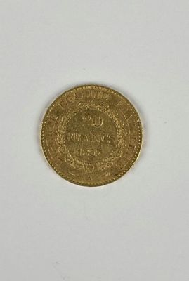 gros plan d'une pièce d'or sur une surface blanche