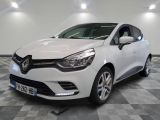 la voiture blanche est garée sur un carrelage à carreaux