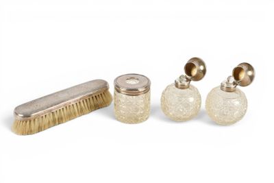 trois articles comprenant une brosse, du savon et un distributeur de savon
