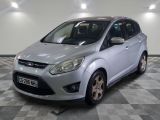 la voiture argentée est garée dans le garage sur le sol en damier