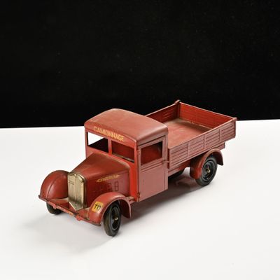 un camion jouet posé sur une surface blanche
