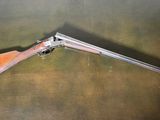 un vieux pistolet avec une crosse en bois posé sur une table