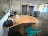 un bureau avec une chaise et un ordinateur portable dessus
