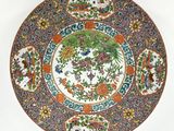 l'image d'une assiette décorative ornée de fleurs et d'oiseaux